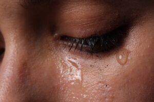 Wat je moet doen als iemand huilt – 5 Tips, Tranen, Huilen, Uitgelopen mascara (Blog)