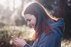 Tinder, Meisje met telefoon