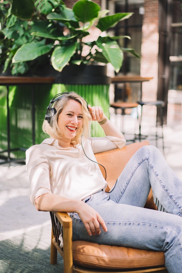 Efficiënt en Slim werken als Multipassionate en Multimens, Anne met plant en koptelefoon (Blog)