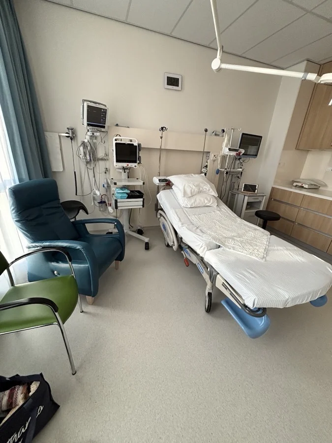 Mijn ervaring met drie mislukte zwangerschappen (miskraam en zwangerschap afbreken), foto bed in ziekenhuis (Blog)