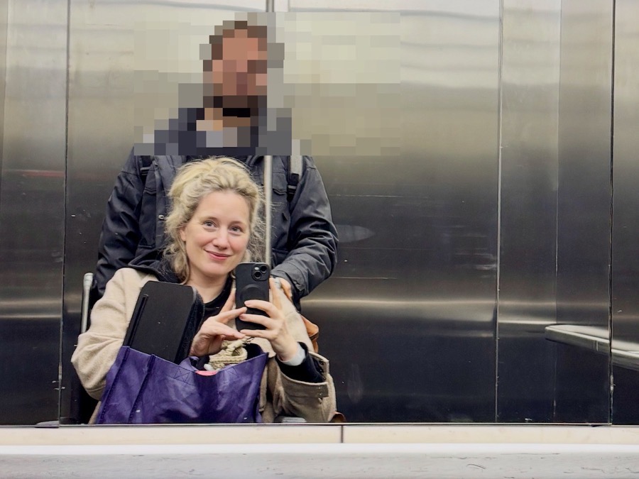 Zwangerschap afbreken, ziekenhuis, drie mislukte zwangerschappen, Spiegelselfie opgelucht in het ziekenhuis met vriend O. (B)