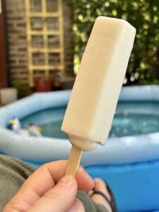 5 Zomerfavorieten (en 1 blunder), Ijsje bij zwembad in de zomer (Blog)