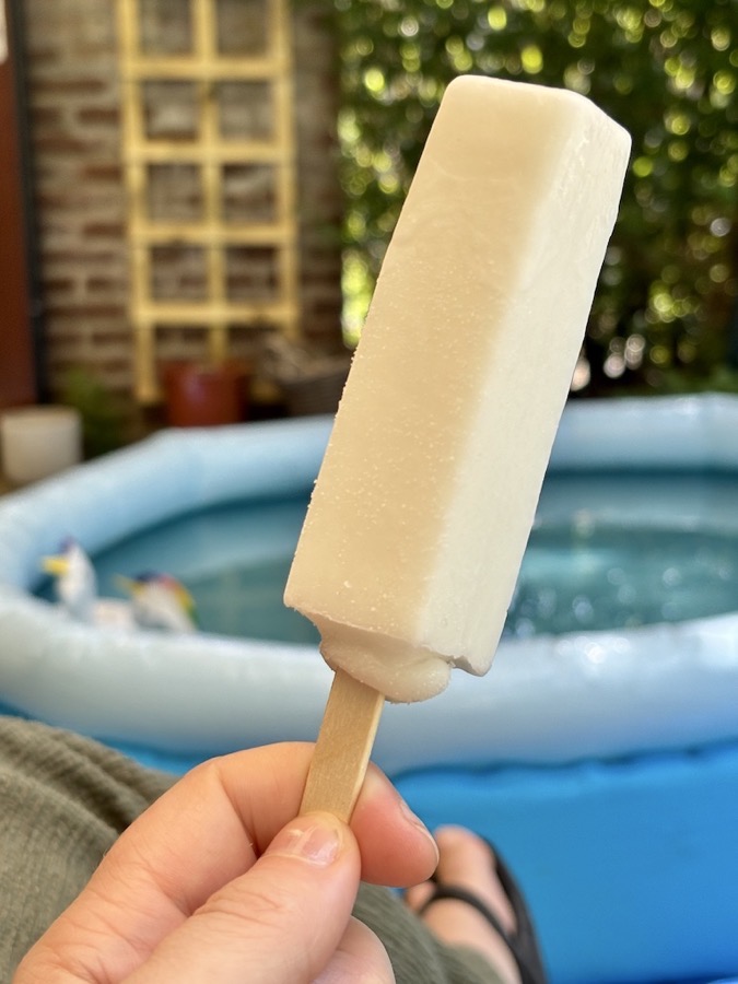 5 Zomerfavorieten (en 1 blunder), Ijsje bij zwembad in de zomer (Blog)