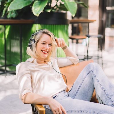 Efficiënt en Slim werken als Multipassionate en Multimens, Anne met plant en koptelefoon (Blog)